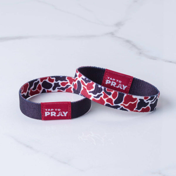 Tap To Pray® Wristband – Team Camo - Maroon & Black: Medium