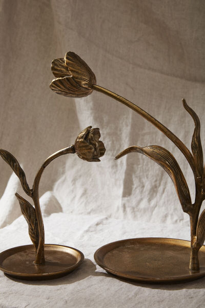 Craning tulip sculpture