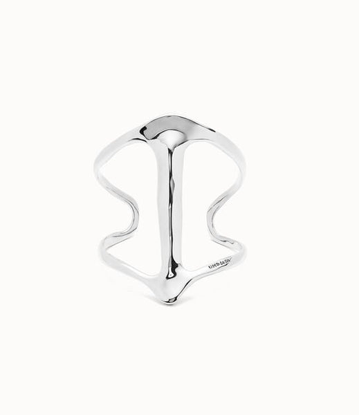 Cuff bracelet with manta ray structure